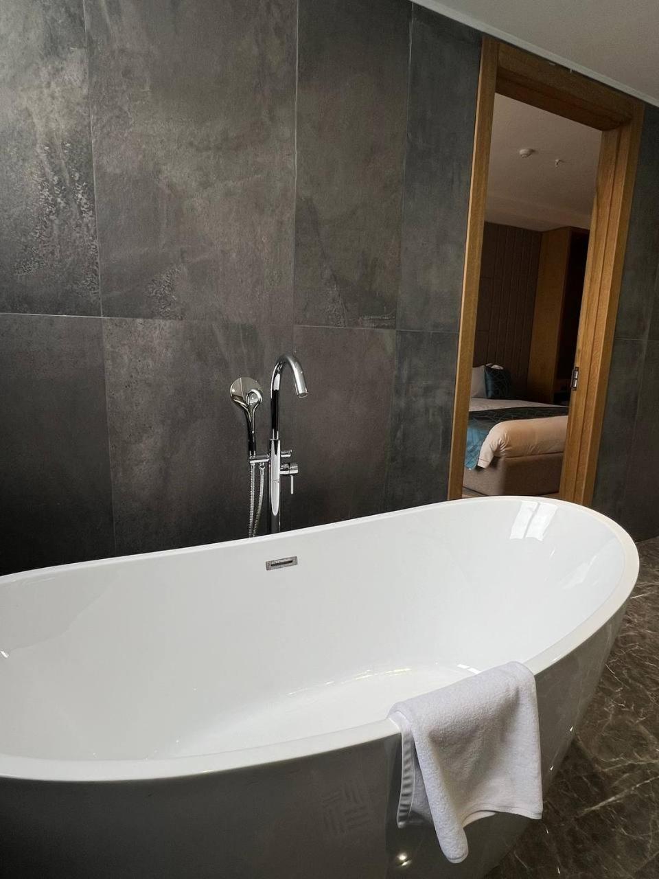 Sofia International Hotel Бишкек Экстерьер фото